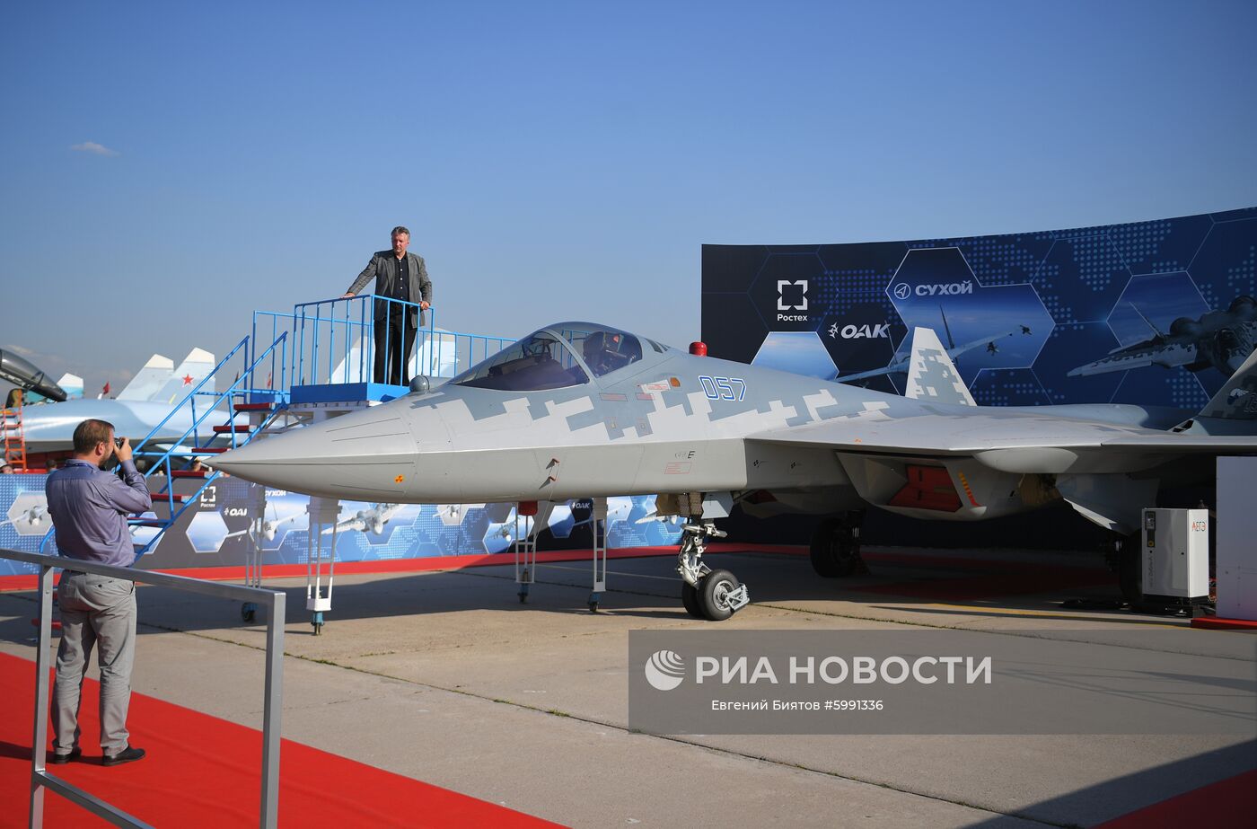 Посетители фотографируются на Международном авиационно-космическом салоне МАКС-2019 в подмосковном Жуковском. В центре: российский многофункциональный истребитель пятого поколения Су-57. Место: Россия, Московская область, Жуковский. Автор: Евгений Биятов/РИА Новости. Международный авиационно-космический салон МАКС-2019. День четвертый