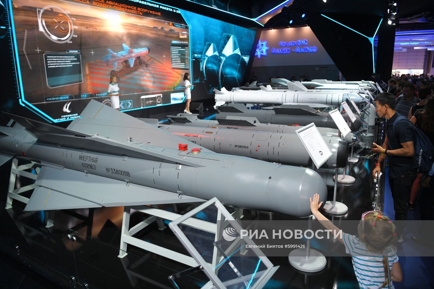 Cтенд корпорации "Тактическое ракетное вооружение" на Международном авиационно-космическом салоне МАКС-2019 в подмосковном Жуковском. На первом плане: управляемая планирующая авиационная бомба УПАБ-1500Б-Э (К029БЭ). Место: Россия, Московская область, Жуковский. Автор: Евгений Биятов/РИА Новости. Международный авиационно-космический салон МАКС-2019. День четвертый