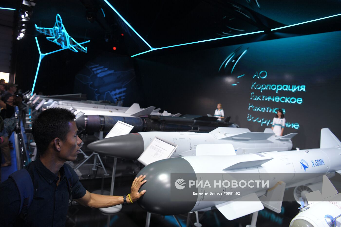 Авиационные бомбы на стенде корпорации "Тактическое ракетное вооружение" на Международном авиационно-космическом салоне МАКС-2019 в подмосковном Жуковском. Справа: ракета Х-59МК. Место: Россия, Московская область, Жуковский. Автор: Евгений Биятов/РИА Новости. Международный авиационно-космический салон МАКС-2019. День четвертый