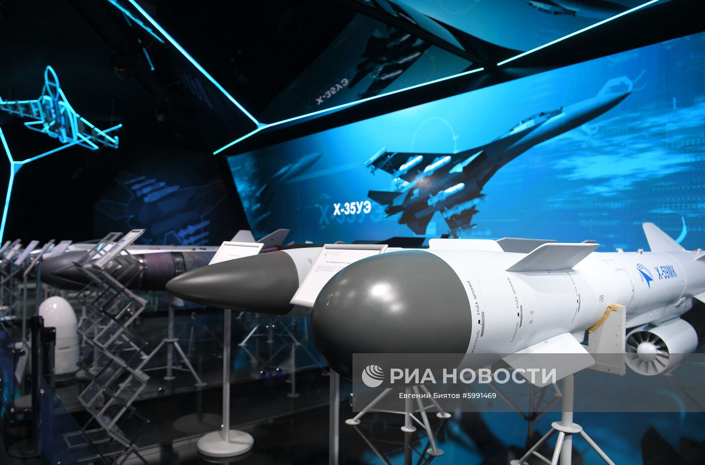 Авиационные бомбы на стенде корпорации "Тактическое ракетное вооружение" на Международном авиационно-космическом салоне МАКС-2019 в подмосковном Жуковском. Справа: ракета Х-59МК. Место: Россия, Московская область, Жуковский. Автор: Евгений Биятов/РИА Новости. Международный авиационно-космический салон МАКС-2019. День четвертый
