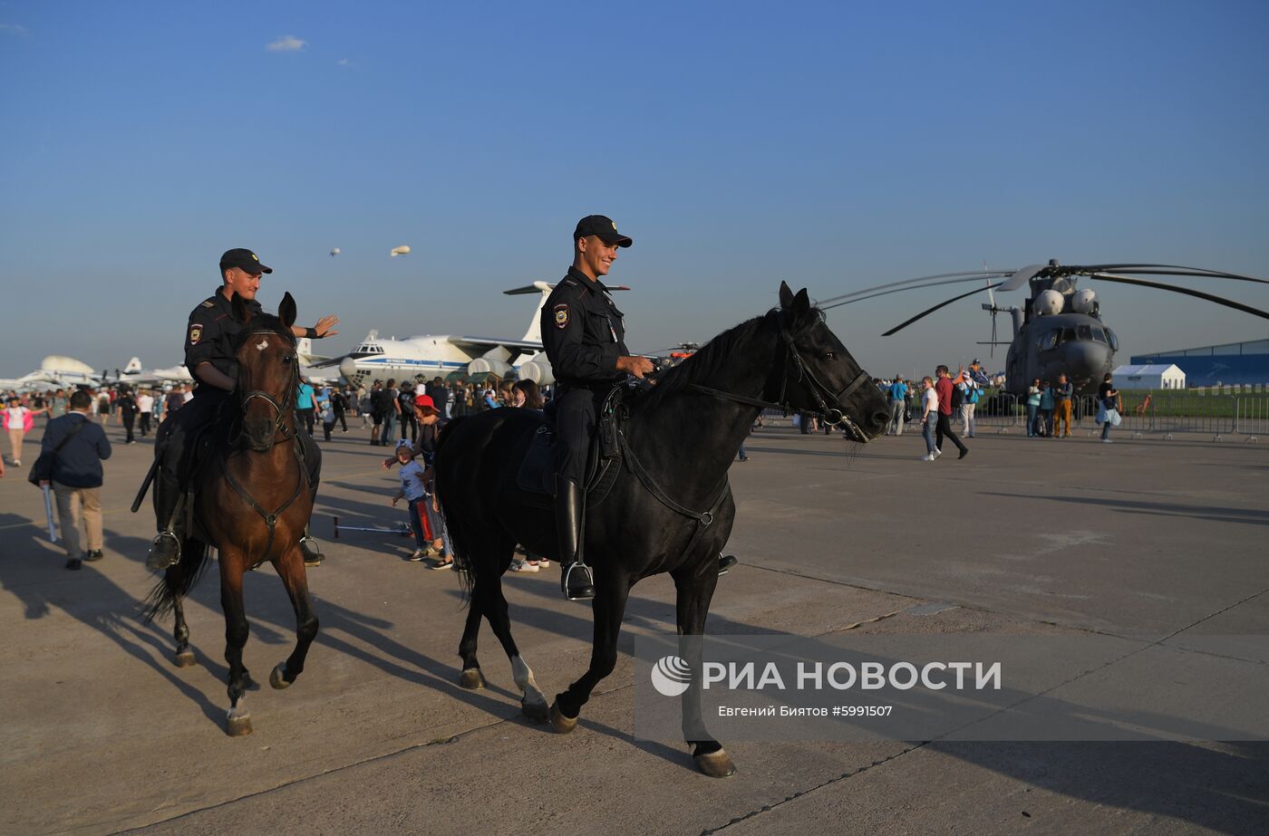Сотрудники конной полиции патрулируют площадку проведения Международного авиационно-космического салона МАКС-2019 в подмосковном Жуковском. Место: Россия, Московская область, Жуковский. Автор: Евгений Биятов/РИА Новости. Международный авиационно-космический салон МАКС-2019. День четвертый