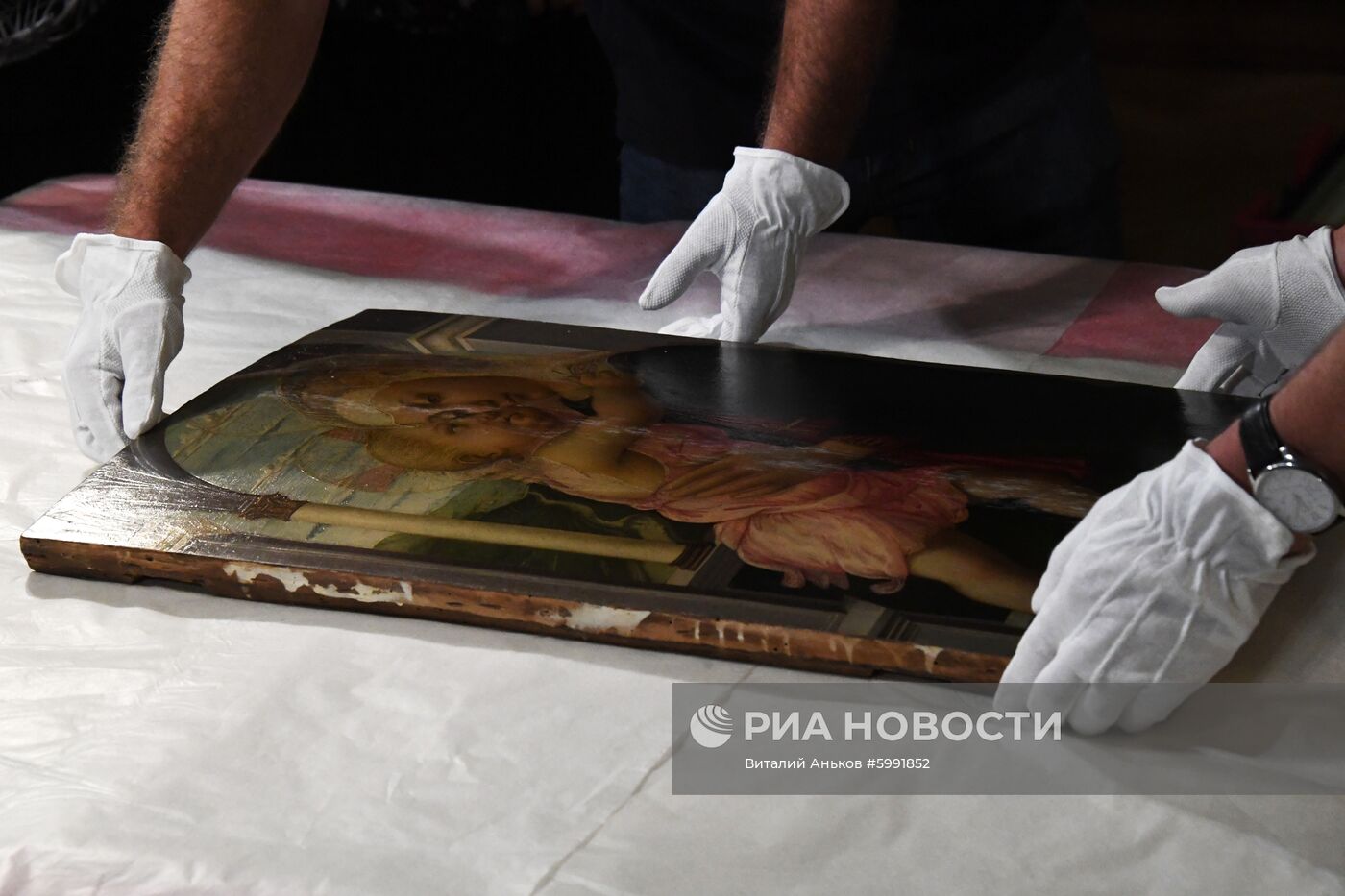 Картину Боттичелли "Мадонна делла Лоджиа" привезли во Владивосток