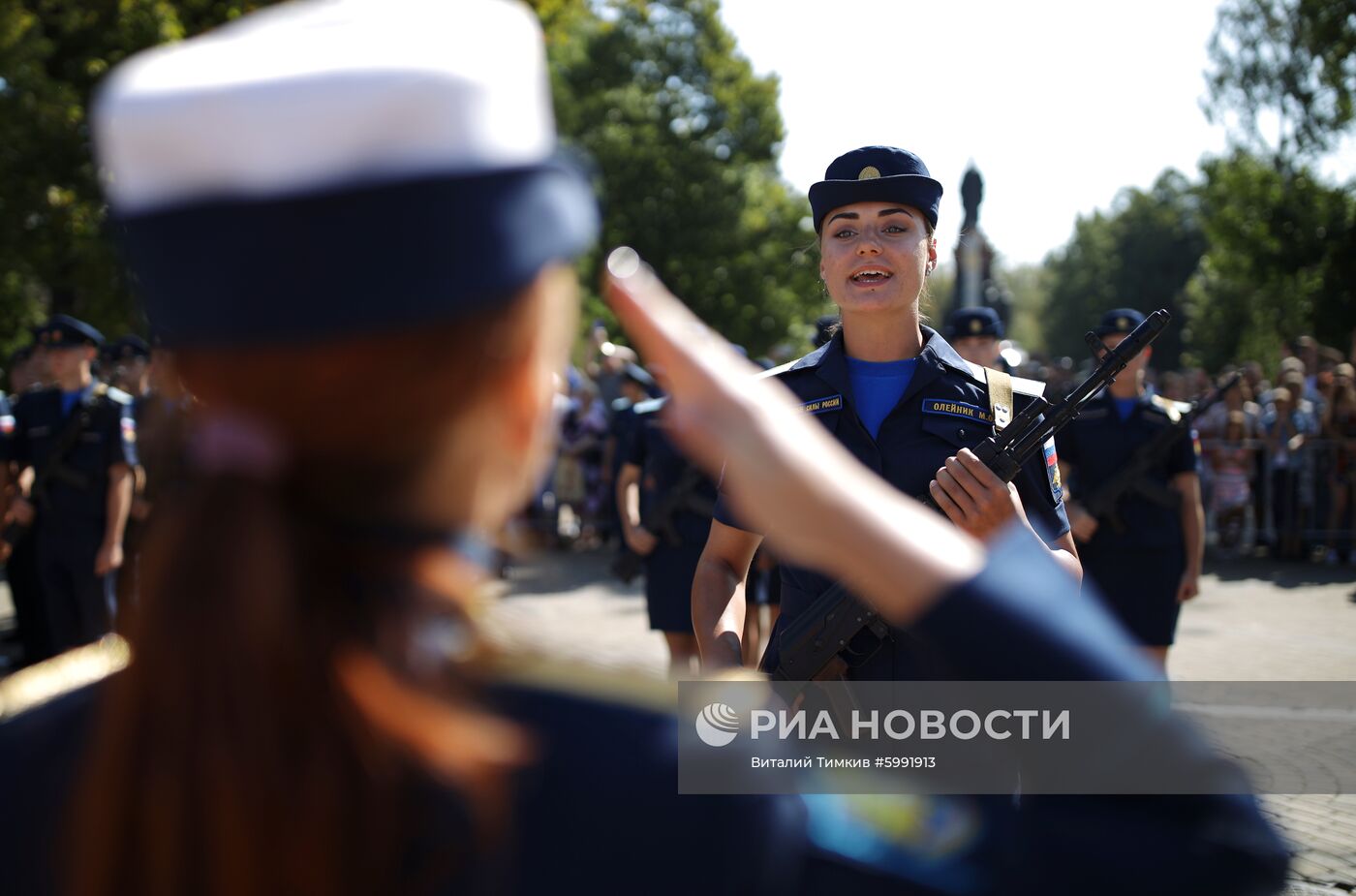 Принятие военной присяги девушками-курсантами авиационного училища летчиков