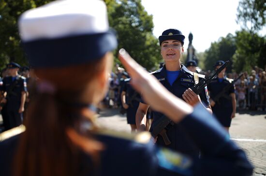 Принятие военной присяги девушками-курсантами авиационного училища летчиков