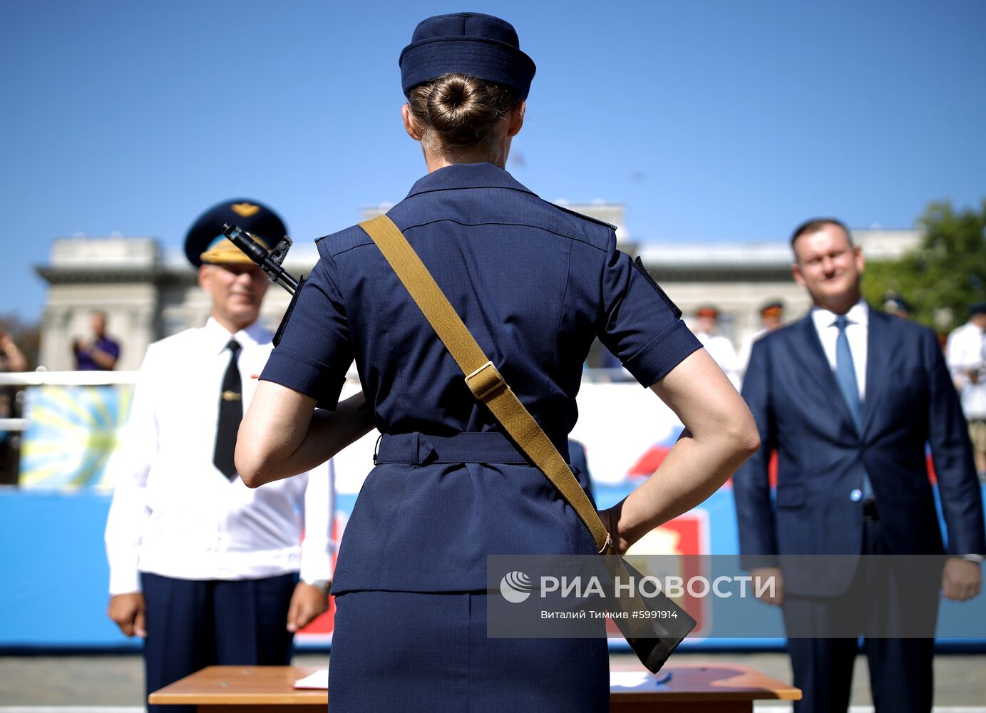 Принятие военной присяги девушками-курсантами авиационного училища летчиков