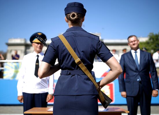 Принятие военной присяги девушками-курсантами авиационного училища летчиков