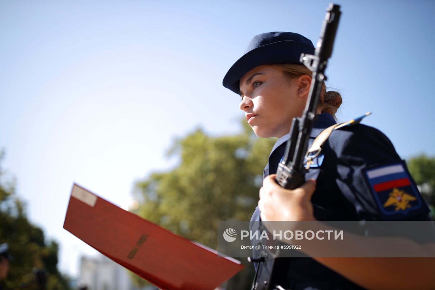 Принятие военной присяги девушками-курсантами авиационного училища летчиков