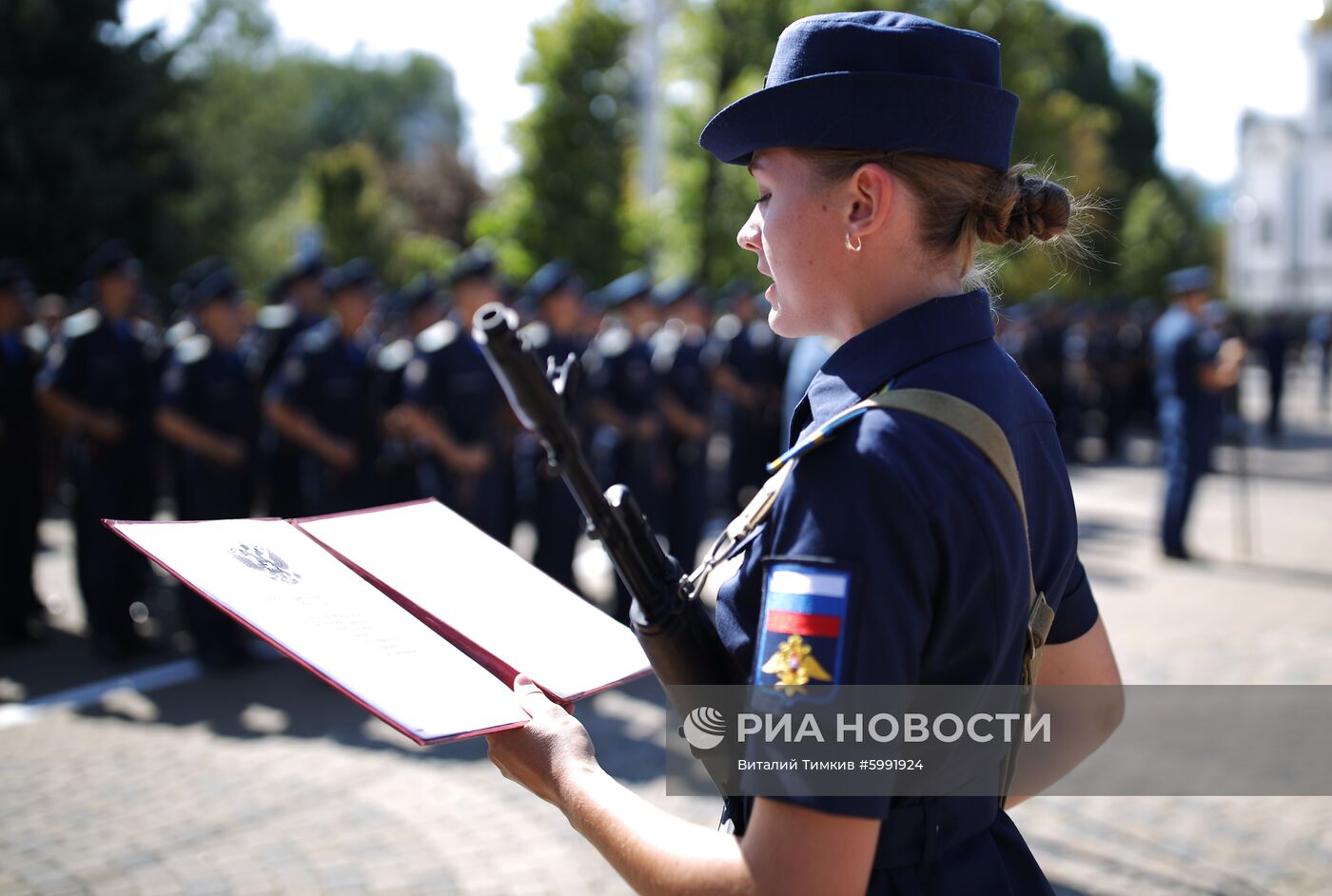 Принятие военной присяги девушками-курсантами авиационного училища летчиков