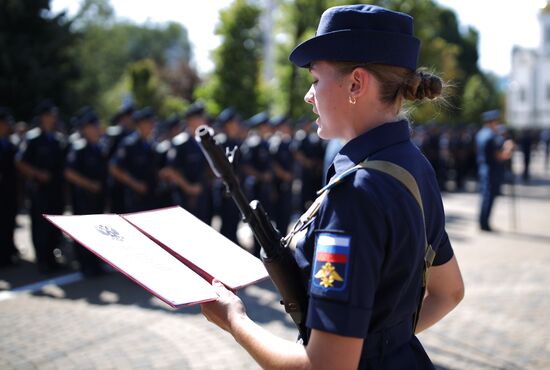 Принятие военной присяги девушками-курсантами авиационного училища летчиков