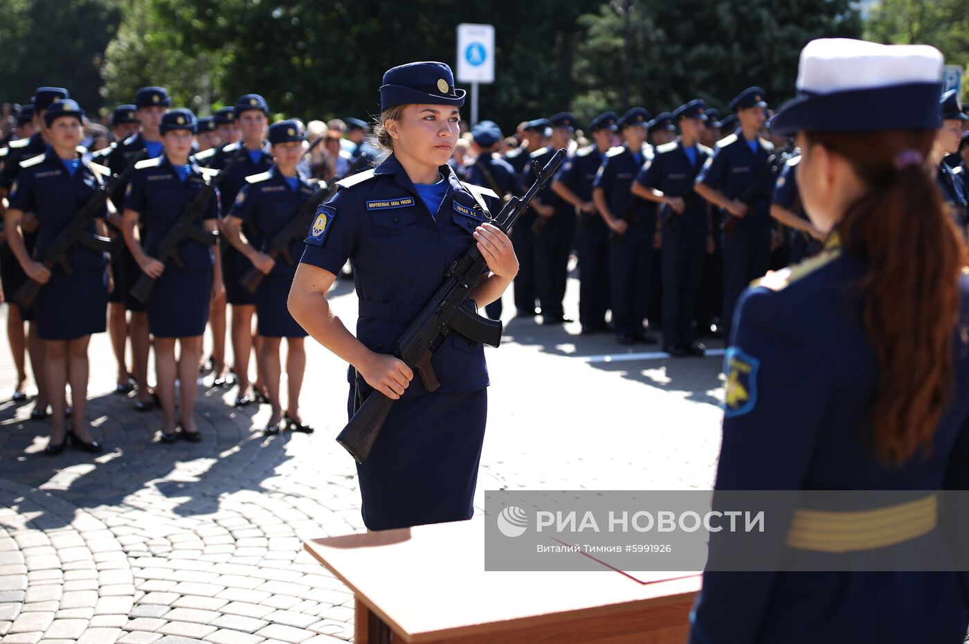 Принятие военной присяги девушками-курсантами авиационного училища летчиков