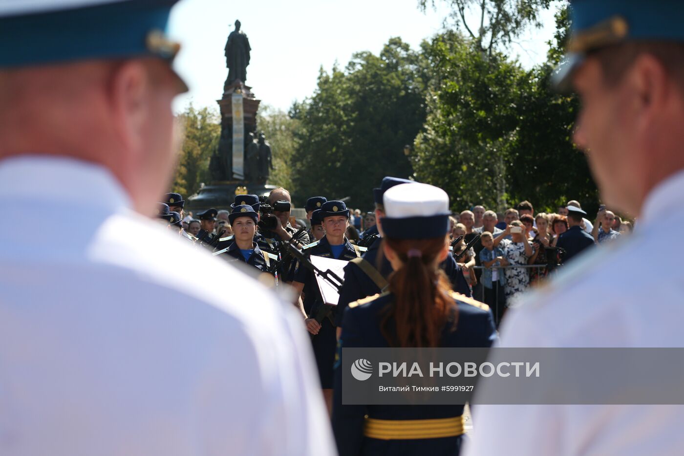 Принятие военной присяги девушками-курсантами авиационного училища летчиков