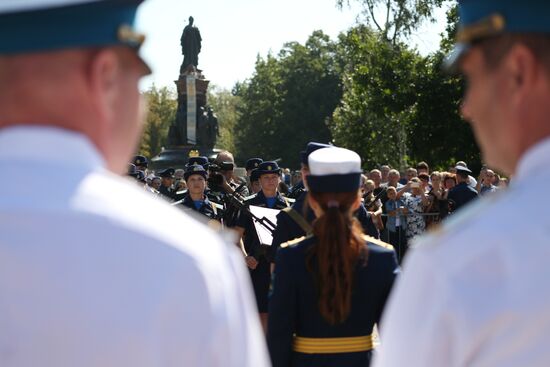 Принятие военной присяги девушками-курсантами авиационного училища летчиков