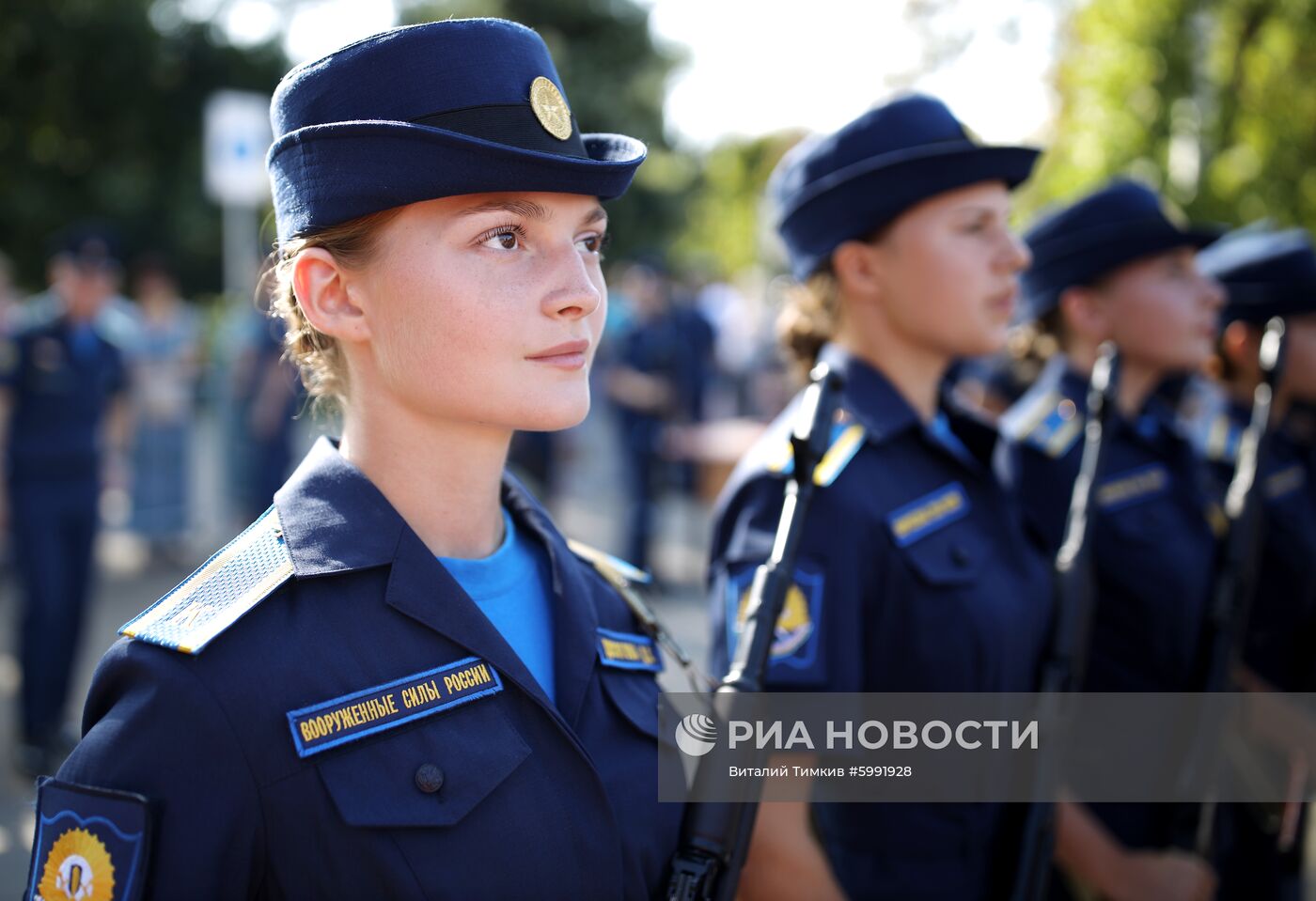 Принятие военной присяги девушками-курсантами авиационного училища летчиков