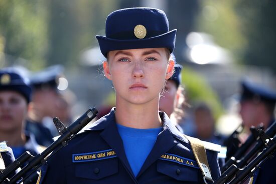 Принятие военной присяги девушками-курсантами авиационного училища летчиков