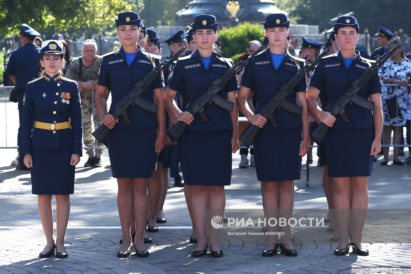 Принятие военной присяги девушками-курсантами авиационного училища летчиков