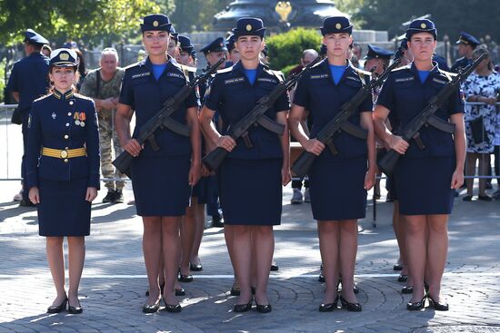 Принятие военной присяги девушками-курсантами авиационного училища летчиков