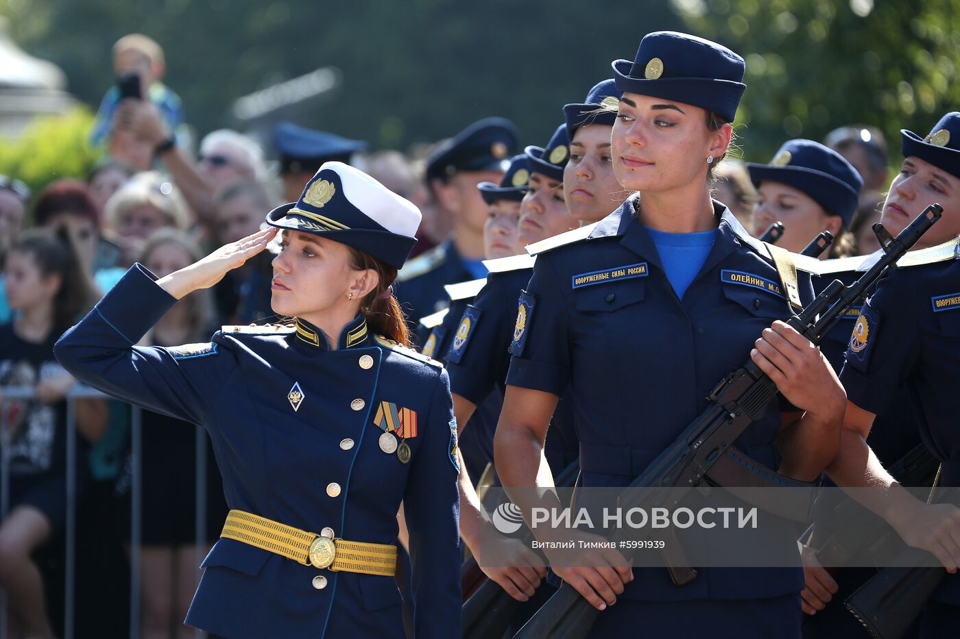 Принятие военной присяги девушками-курсантами авиационного училища летчиков