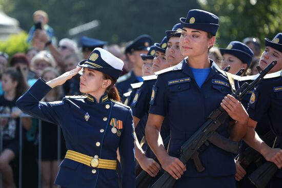 Принятие военной присяги девушками-курсантами авиационного училища летчиков