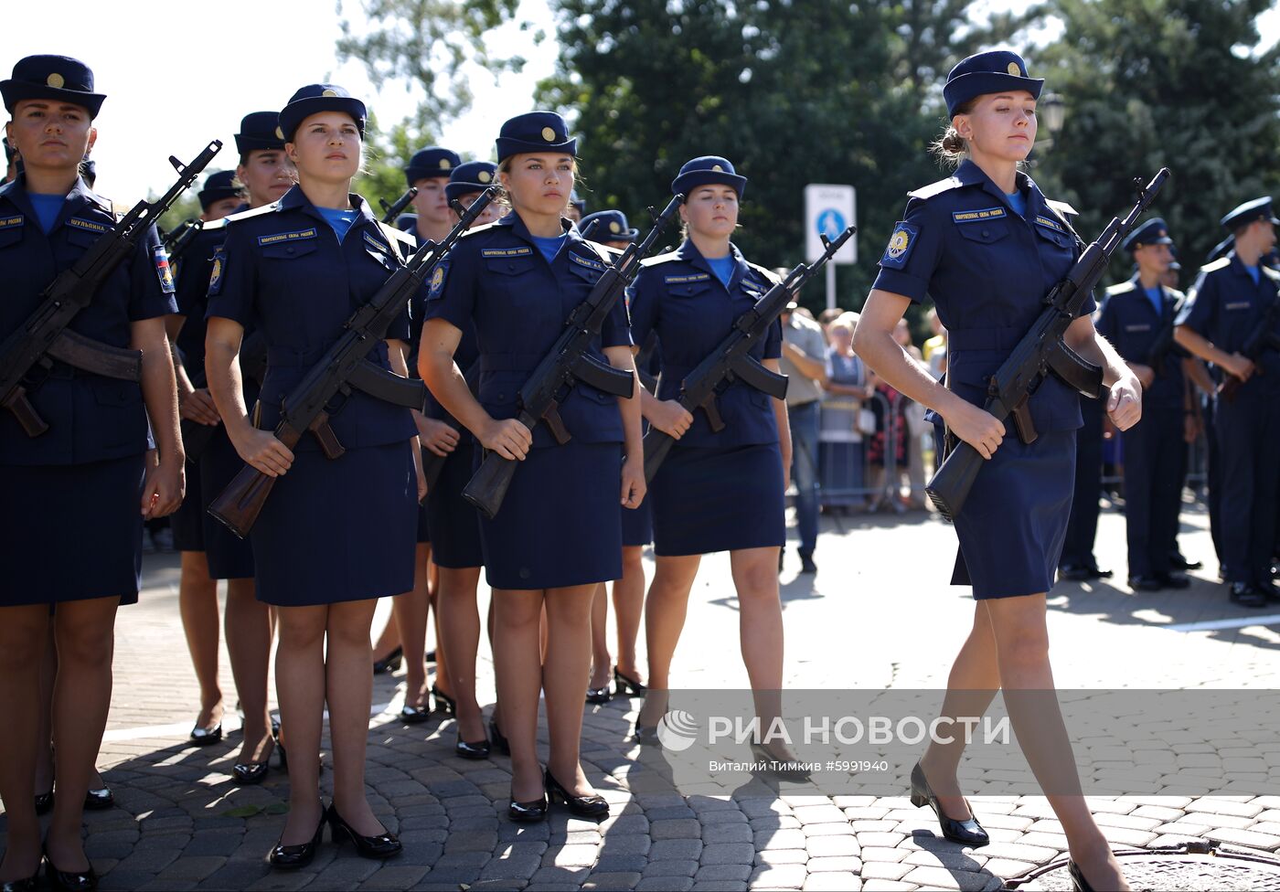 Принятие военной присяги девушками-курсантами авиационного училища летчиков