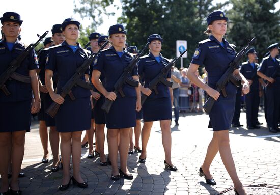 Принятие военной присяги девушками-курсантами авиационного училища летчиков