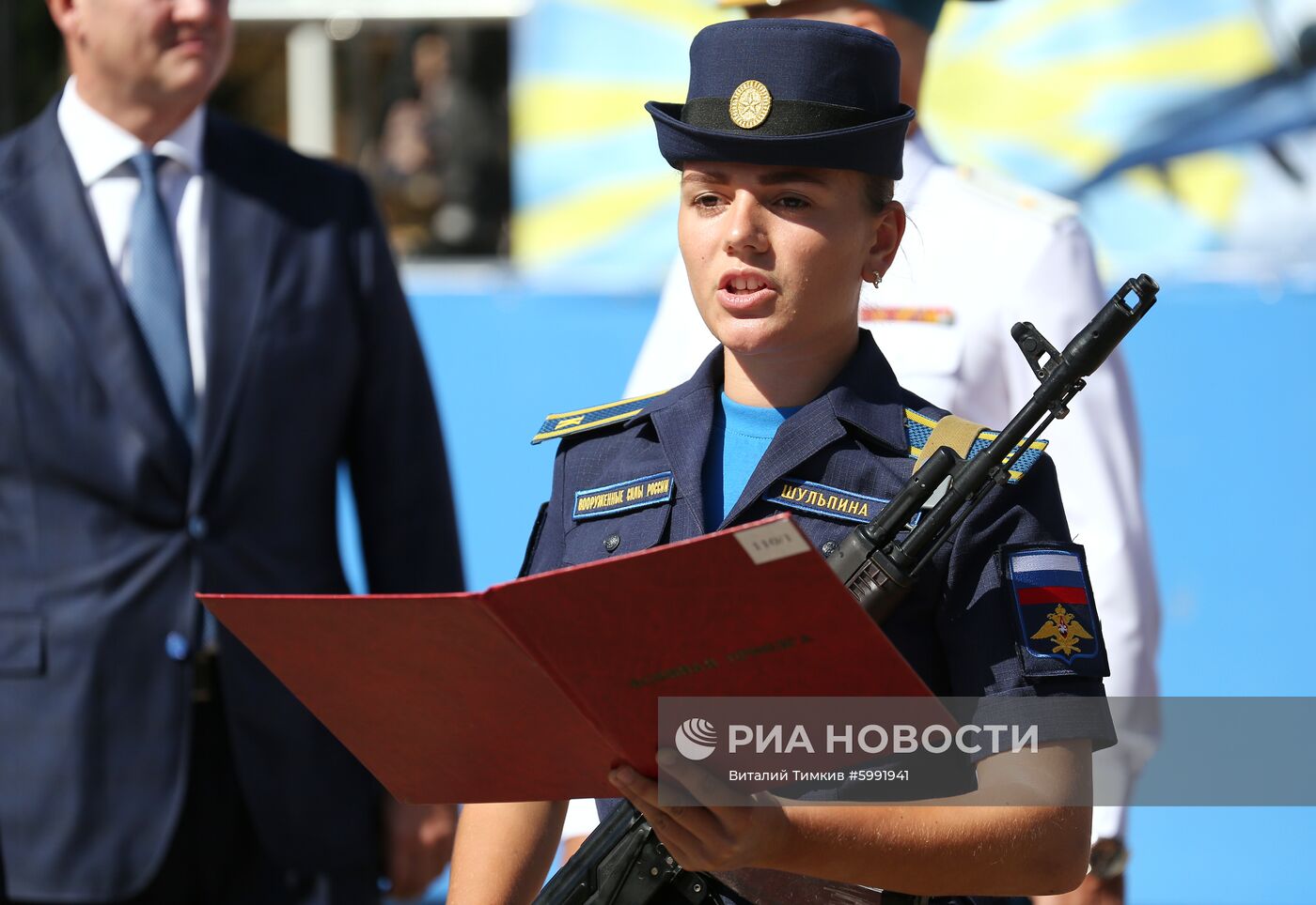 Принятие военной присяги девушками-курсантами авиационного училища летчиков