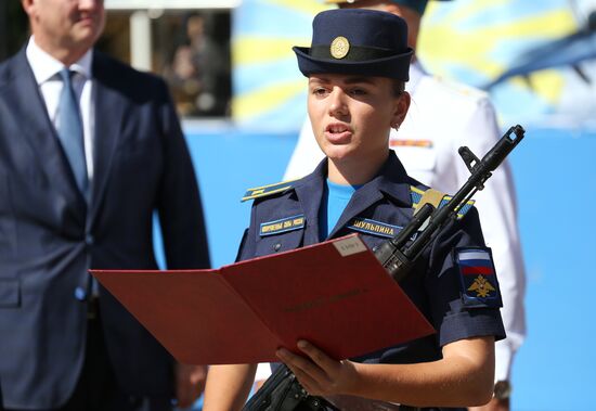 Принятие военной присяги девушками-курсантами авиационного училища летчиков