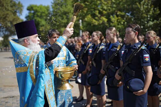Принятие военной присяги девушками-курсантами авиационного училища летчиков