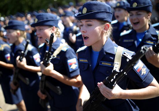 Принятие военной присяги девушками-курсантами авиационного училища летчиков