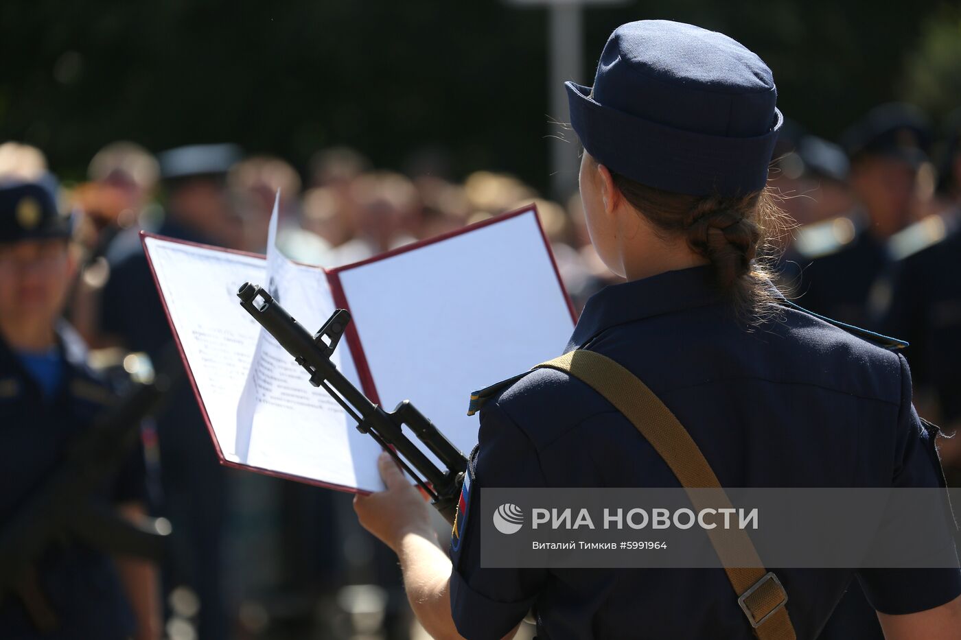 Принятие военной присяги девушками-курсантами авиационного училища летчиков