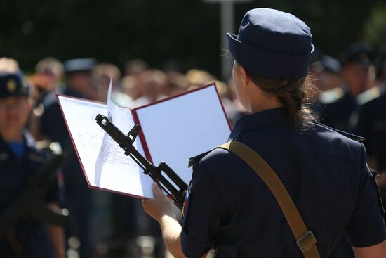 Принятие военной присяги девушками-курсантами авиационного училища летчиков