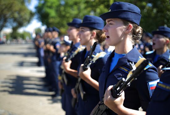 Принятие военной присяги девушками-курсантами авиационного училища летчиков