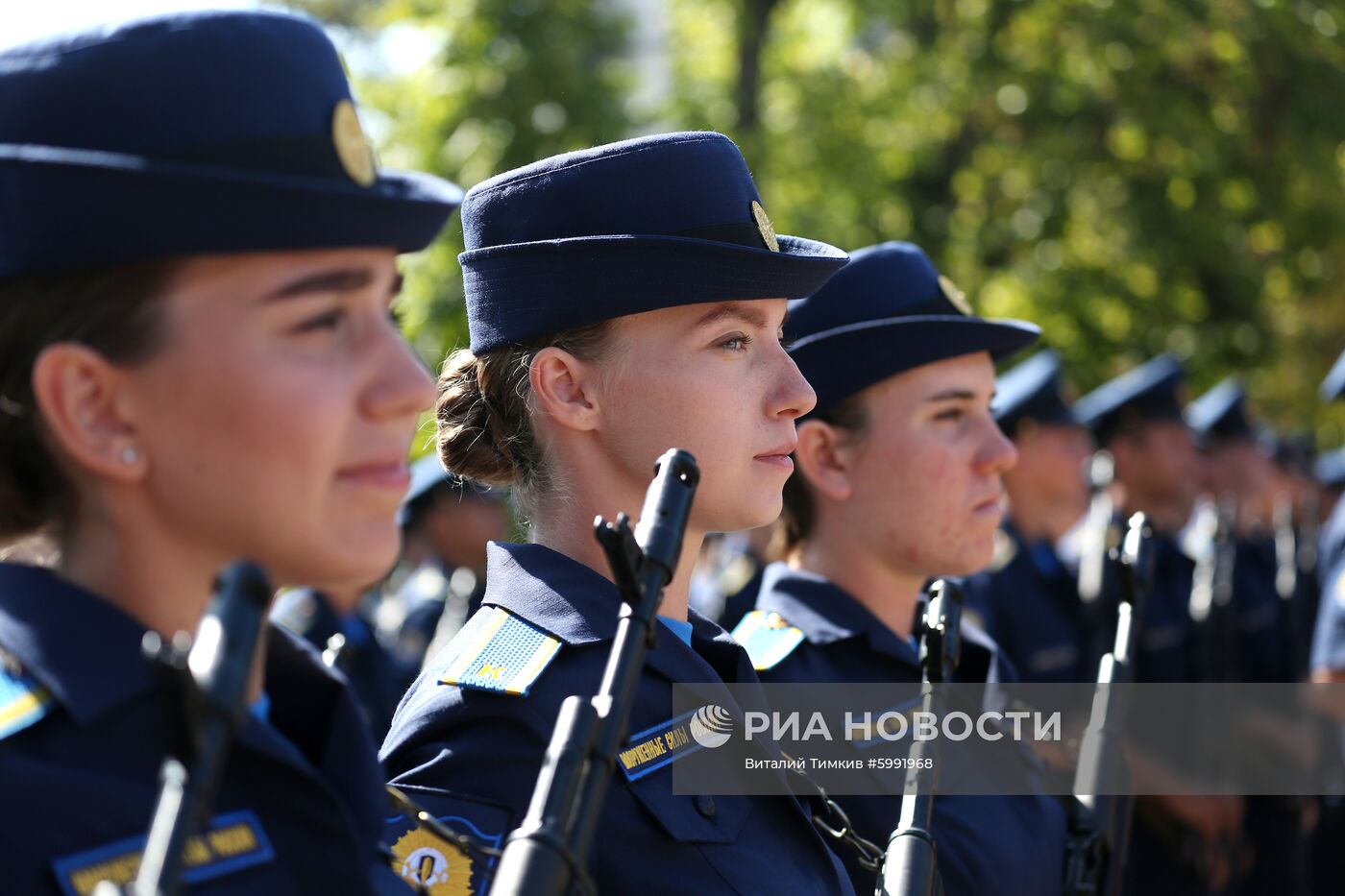 Принятие военной присяги девушками-курсантами авиационного училища летчиков