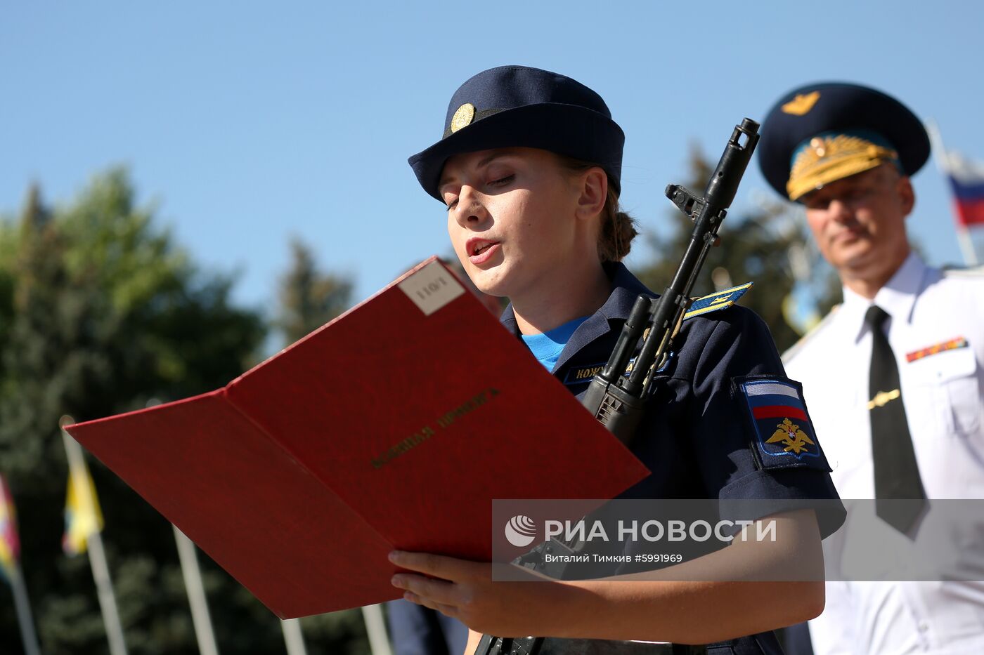 Принятие военной присяги девушками-курсантами авиационного училища летчиков