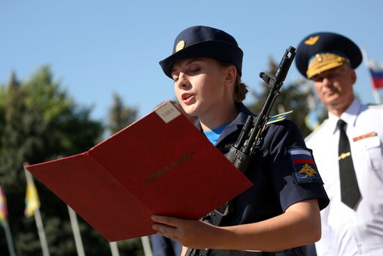 Принятие военной присяги девушками-курсантами авиационного училища летчиков