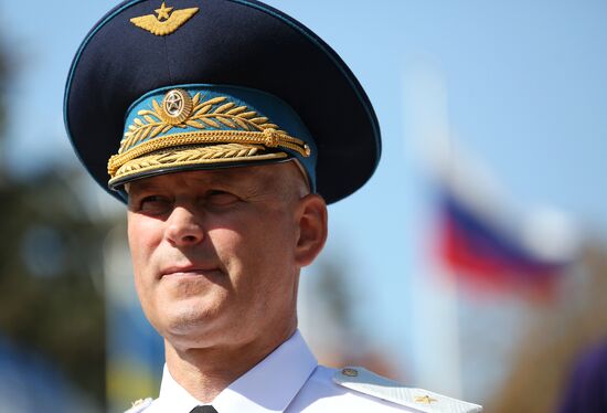 Принятие военной присяги девушками-курсантами авиационного училища летчиков