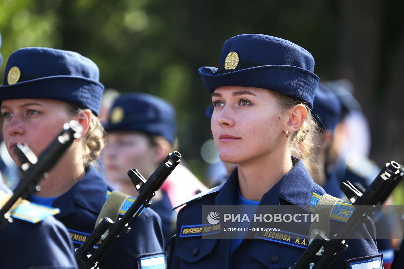 Принятие военной присяги девушками-курсантами авиационного училища летчиков