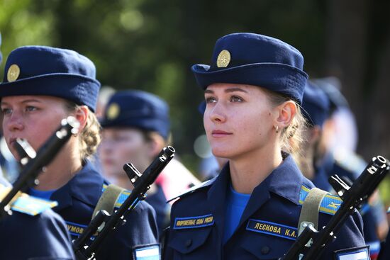 Принятие военной присяги девушками-курсантами авиационного училища летчиков