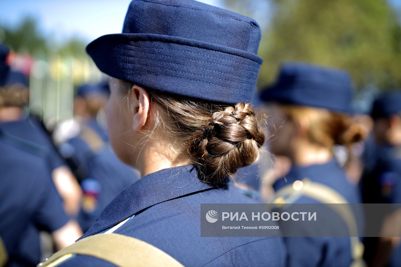 Принятие военной присяги девушками-курсантами авиационного училища летчиков