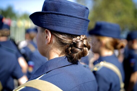Принятие военной присяги девушками-курсантами авиационного училища летчиков