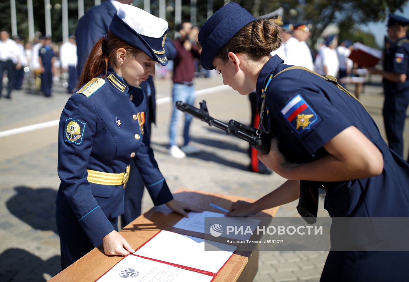 Принятие военной присяги девушками-курсантами авиационного училища летчиков