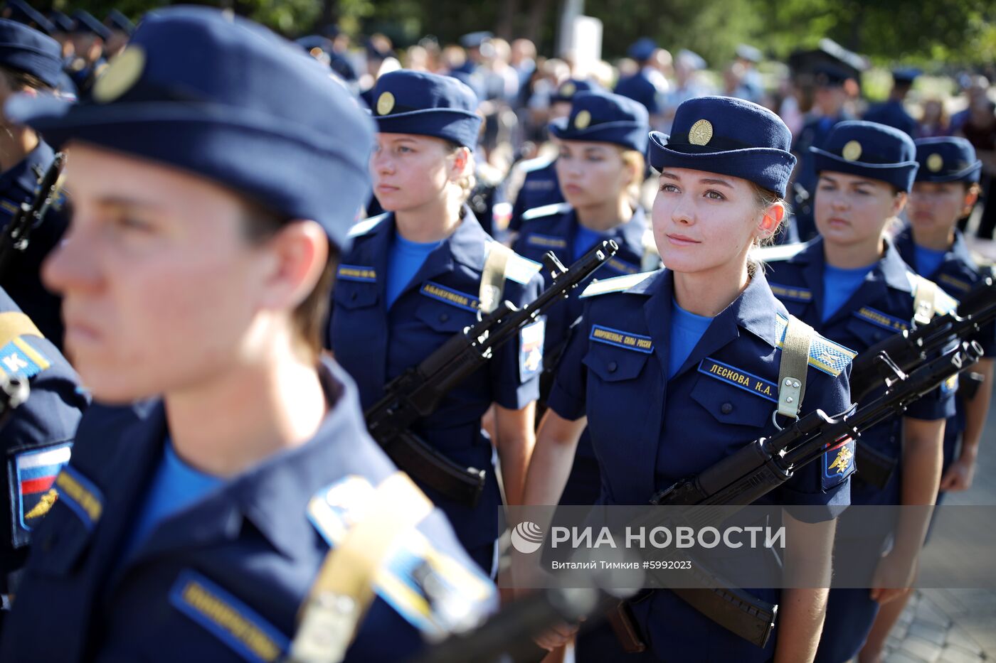 Принятие военной присяги девушками-курсантами авиационного училища летчиков