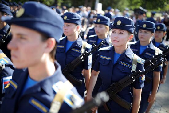 Принятие военной присяги девушками-курсантами авиационного училища летчиков