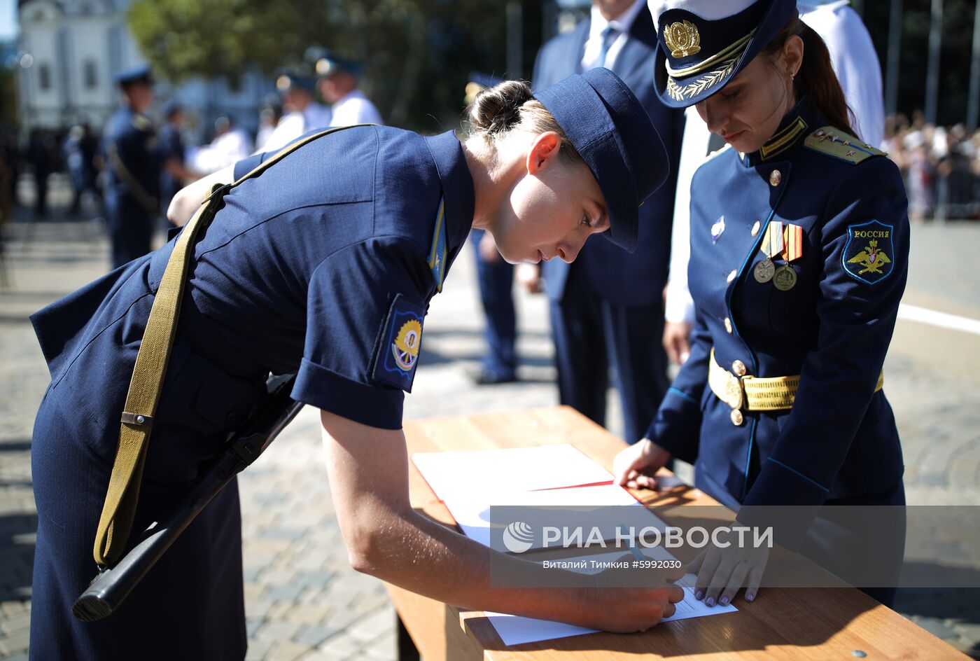 Принятие военной присяги девушками-курсантами авиационного училища летчиков