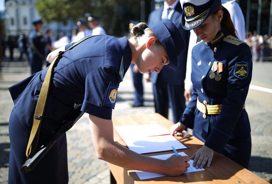 Принятие военной присяги девушками-курсантами авиационного училища летчиков