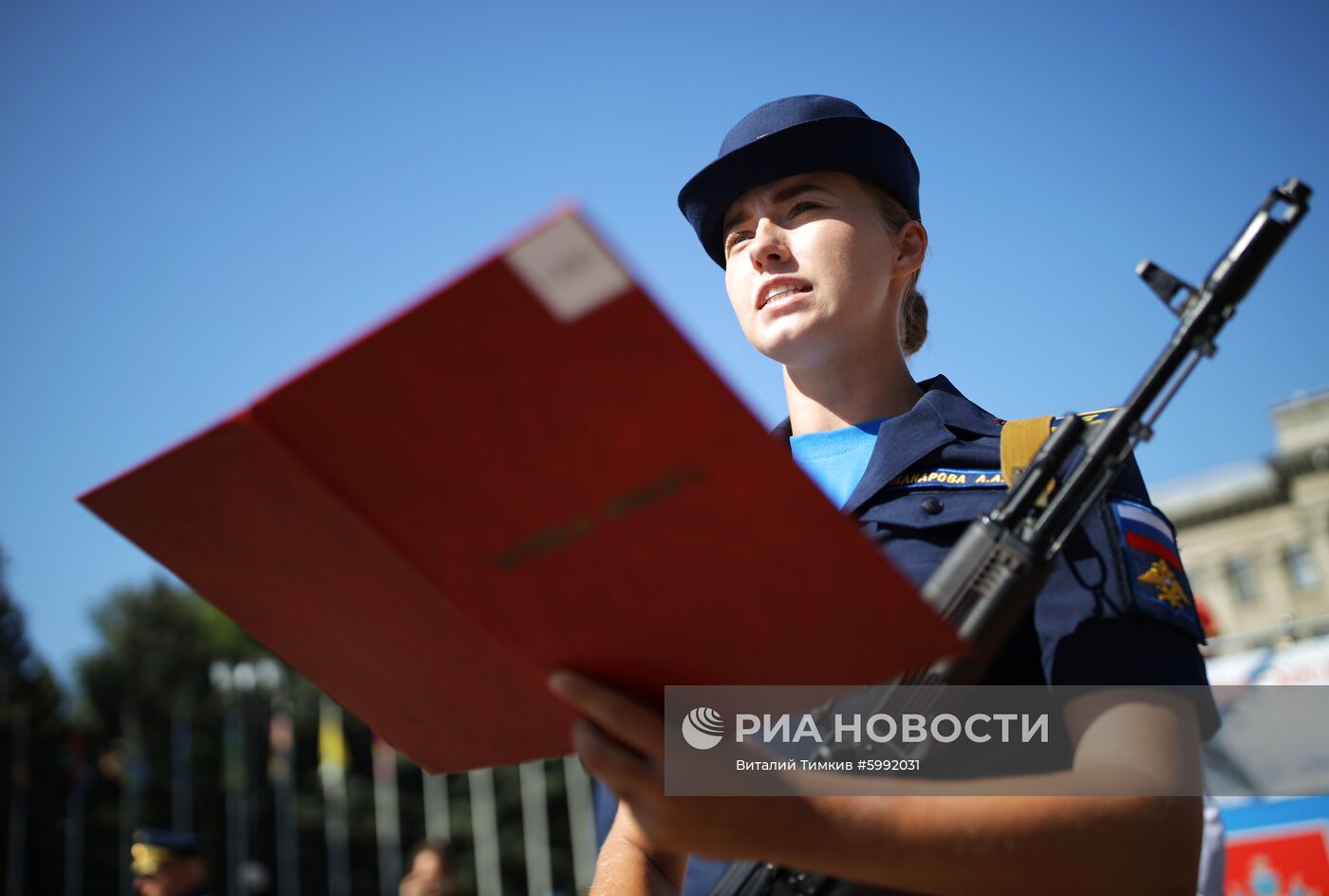 Принятие военной присяги девушками-курсантами авиационного училища летчиков