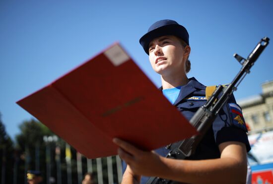 Принятие военной присяги девушками-курсантами авиационного училища летчиков