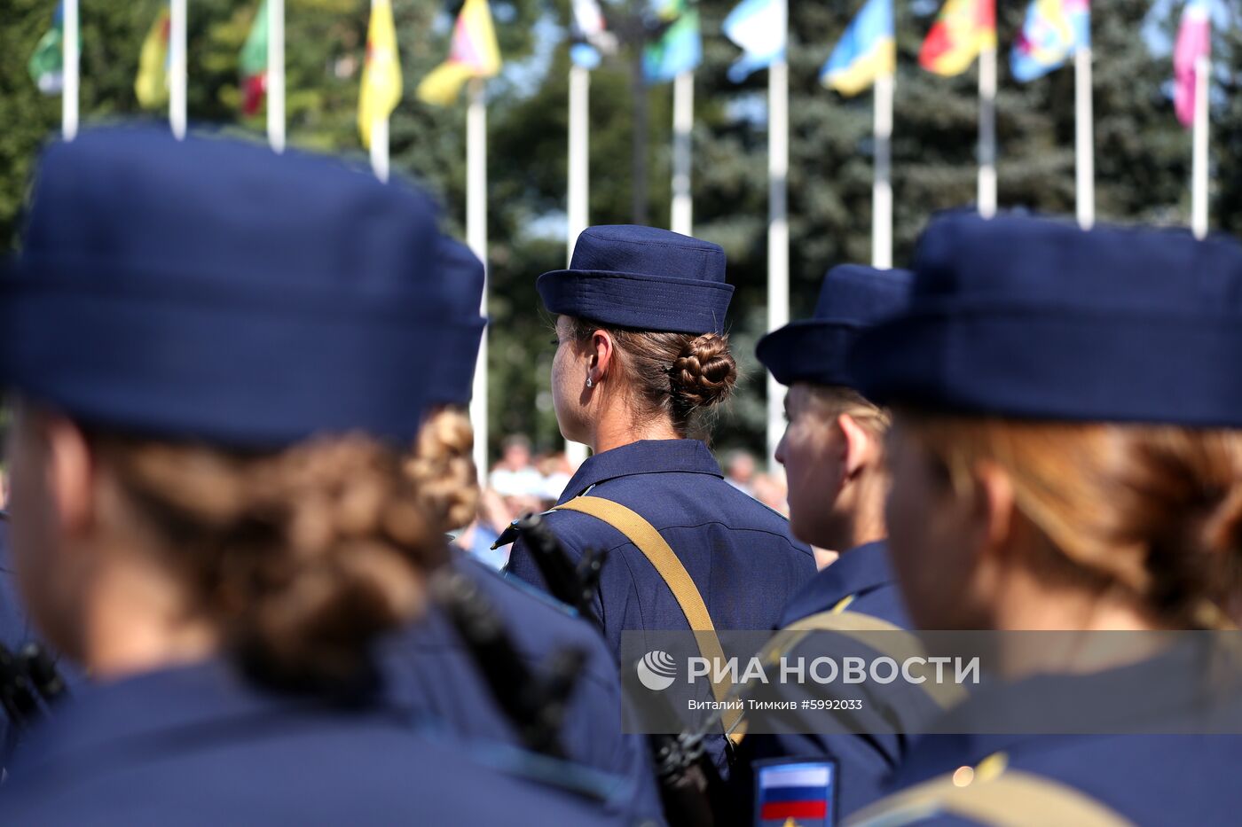 Принятие военной присяги девушками-курсантами авиационного училища летчиков