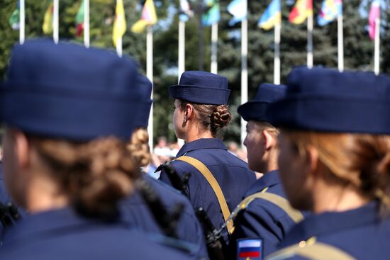 Принятие военной присяги девушками-курсантами авиационного училища летчиков
