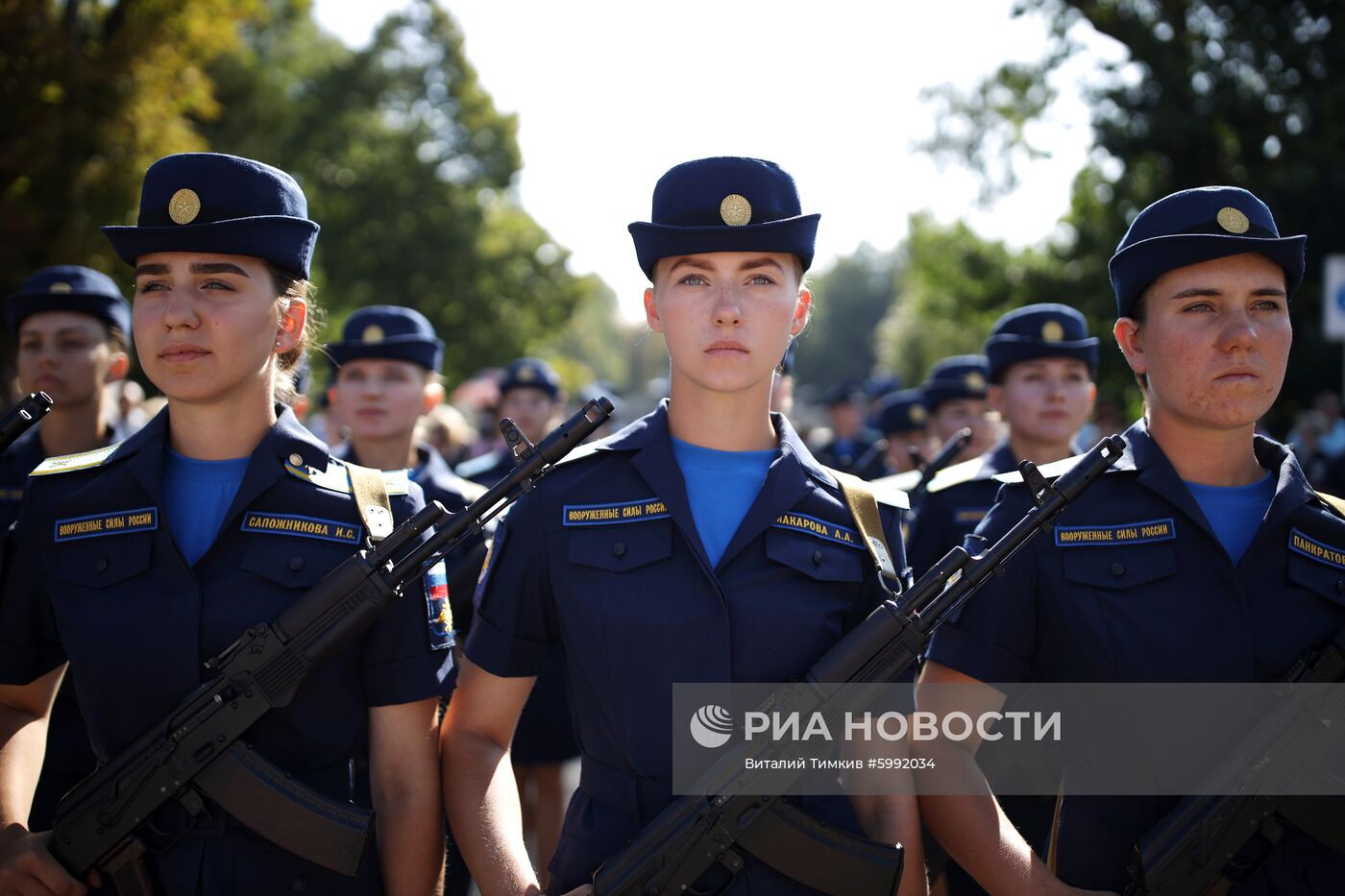 Принятие военной присяги девушками-курсантами авиационного училища летчиков