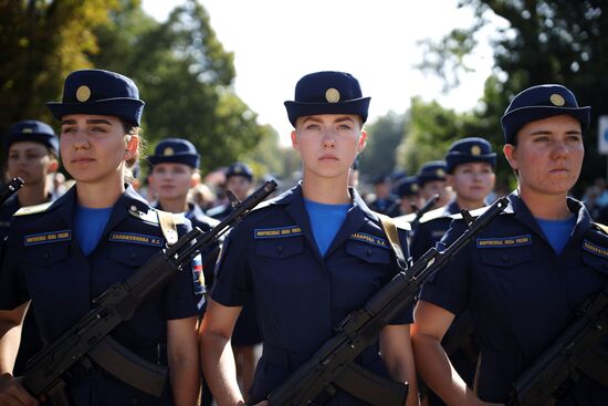 Принятие военной присяги девушками-курсантами авиационного училища летчиков